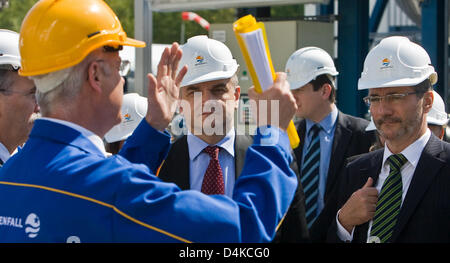 Polish Economic Minister Waldemar Pawlak (C) und Brandenburg? s Ministerpräsident Matthias Platzeck (SPD, R) informieren sich auf dem Gelände der Kohlendioxid-kostenlos testen-Kraftwerk von Vattenfall Schwarze Pumpe, Deutschland, 24. April 2009. In Cottbus begannen die beiden Politiker auf einer Tour über Energieprojekte in der Lausitz. Es, Platzeck und Pawlaw nahmen Teil an einem Workshop zur Energie Te Stockfoto