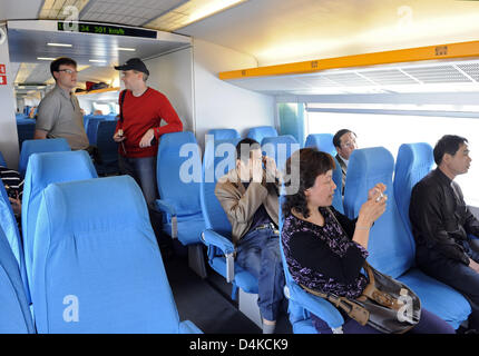 Passagiere sitzen in der Shanghai Maglev Train (Transrapid) in Shanghai, China, 21. April 2009. Foto: Marijan Murat Stockfoto