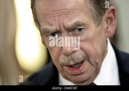 Der ehemalige tschechische Präsident Vaclav Havel im Gespräch mit Medienvertretern an? Museum Koenig? in Bonn, Deutschland, 24. April 2009. Havel ist der internationale Demokratie Award Bonn vorgelegt, in diesem Jahr erstmals vergeben wird. Der Preis ist mit 10.000 Euro dotierten ist Ehre Personen um die Demokratisierung und die Menschenrechte in ihren Ländern verdient gemacht. Foto Stockfoto