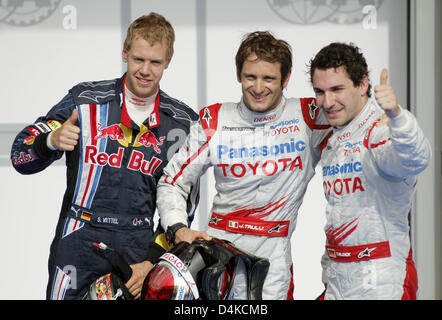 Deutsche Formel1-Fahrer Sebastian Vettel (L) von Red Bull, italienischer Formel1-Fahrer Jarno Trulli (C) von Toyota und deutsche Formel1-Fahrer Timo Glock Toyota feiern nach dem Qualifying in Bahrain International Circuit, Sakhir, Bahrain, 25. April 2009. Trulli in der Pole-Position, gefolgt von Glock in Sekunden fertig und Vettel im dritten. Die Formel 1 Grand Prix von Ba Stockfoto