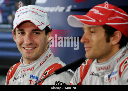 Deutsche Formel1-Fahrer Timo Glock (L) von Toyota und sein italienisches Team Mate Formel Eins Fahrer Jarno Trulli (R) während einer Pressekonferenz nach dem Qualifying in Bahrain International Circuit, Sakhir, Bahrain, 25. April 2009 abgebildet. Trulli in der Pole-Position, gefolgt von Glock in Sekunden fertig. Die Formel 1 Grand Prix von Bahrain statt findet am Sonntag, 26. April 2009. Stockfoto