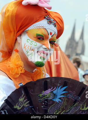 Ein Teilnehmer stellt während der Christopher Street Day (CSD) in Köln, Deutschland, 5. Juli 2009. Die Parade in diesem Jahr unter dem Motto? Unsere Freiheit hat Geschichte - 40 Jahre CSD?, erinnert an die Geburt der Homosexuellen Emanzipation und der Bürgerrechtsbewegung. Organisatoren erwarten einige 20.000 Teilnehmer und 500.000 Zuschauer. Foto: Jörg CARSTENSEN Stockfoto