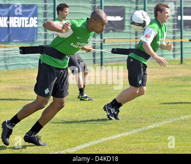 Deutsche Bundesliga-Verein SV Werder Bremen? s Naldo (vorne) während eines Trainingslagers auf Norderney, Deutschland, 5. Juli 2009. Werder Bremen bereitet sich auf die 2009/10 Bundesliga-Kampagne auf der Insel bis zum 09. Juli. Foto: CARMEN JASPERSEN Stockfoto