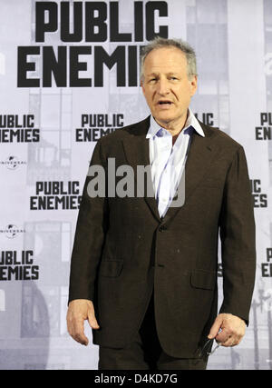 US-Regisseur Michael Mann stellt bei einem Fototermin für seinen Film? Public Enemies? in Berlin, Deutschland, 6. Juli 2009. Der Film über die Gangster John Dillinger und seiner Flucht aus dem FBI in den 1930er Jahren in den Hauptrollen Johnny Depp und Christian Bale (beide nicht dargestellt) und öffnet am 6. August 2009 in den deutschen Kinos. Foto: RAINER JENSEN Stockfoto