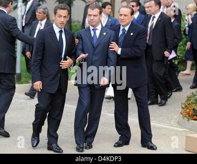 Russian President Dmitry Medvedev (C), der französische Präsident Nicolas Sarkozy und Italian Prime Minister Silvio Berlusconi (R) kommen für ein Familienfoto in L? Aquila, Italien, 8. Juli 2009. In diesem Jahr? s G8-Gipfel in L stattfinden? Aquila vom 08. bis 10. Juli 2009. Foto: PEER GRIMM DPA/POOL Stockfoto