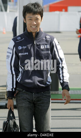 Japanische Formel Eins Fahrer Kazuki Nakajima Williams F1 kommt im Fahrerlager am Nürburgring in Nuerburg, Deutschland, 9. Juli 2009. Die Formel 1 Grand Prix von Deutschland statt findet am 12. Juli. Foto: Jens Büttner Stockfoto