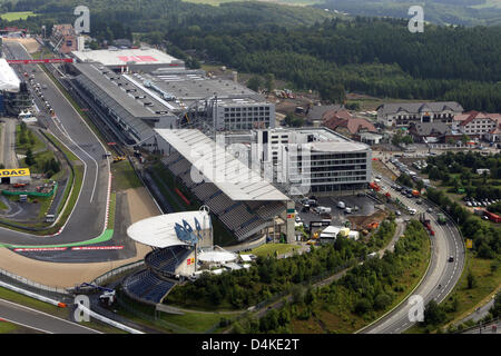 Eine Luftaufnahme auf Start-Ziel-Geraden und die angrenzenden Gebäude bilden das 250-Millionen-Euro-Projekt? Nürburgring 2009? in Nuerburg, Deutschland, 9. Juli 2009. Gehalten drei Tage vor der nächsten Formel 1 Grand Prix von Deutschland, am Nürburgring, eine ganzjährige Freizeit- und Geschäftszentrum benannt? Nürburgring 2009? wurde auf der berühmten Rennstrecke eröffnet. Foto: THOMAS FREY Stockfoto