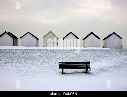 Schnee am Strand Hütten an Göring West Sussex UK Stockfoto