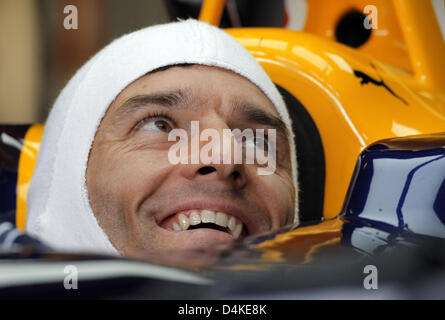 Australischen Formel1-Fahrer Mark Webber von Red Bull Racing Lächeln in seinem Rennwagen während der zweiten Trainingseinheit am Nürburgring, Deutschland, 10. Juli 2009. Die Formel 1 Grand Prix von Deutschland findet am 12. Juli. Foto: Jens Büttner Stockfoto