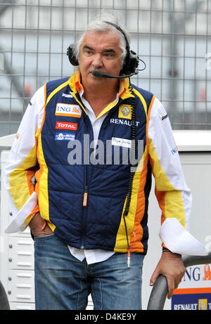 Italienische Flavio Briatore, Teamchef des Renault F1 Teams, Spaziergänge in der Boxengasse während der dritten Trainingseinheit auf dem Nürburgring in Nuerburg, Deutschland, 11. Juli 2009. Die Formel 1 Grand Prix von Deutschland statt findet am Sonntag 12. Juli. Foto: CARMEN JASPERSEN Stockfoto