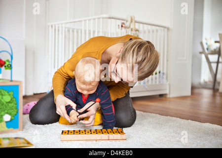 Mutter und Baby Boy zusammen spielen Stockfoto