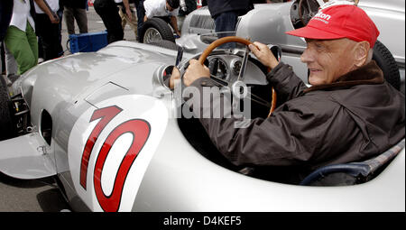 Ehemaliger Formel 1 World Champion österreichischen Niki Lauda sitzt in einem alten Mercedes? Silberpfeil? während der Fahrer-Parade vor dem Grand Prix von Deutschland auf dem Nürburgring in Nuerburg, Deutschland, 12. Juli 2009. Foto: JENS Büttner Stockfoto