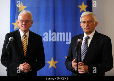 Der Abschied Präsident des Europäischen Parlaments, Deutsch Hans-Gert Pöttering (L) und seinen designierten Nachfolger Polen Jerzy Buzek (L), derzeit Sprecher der EVP-Fraktion im EU-Parlament geben eine Pressekonferenz in Osnabrück, 12. Juli 2009. Pöttering zieht sich aus dem Amt am 13. Juli 2009. Polnische Jerzy Buzek wurde als sein Nachfolger ausgewiesen. Foto: INGO WAGNER Stockfoto