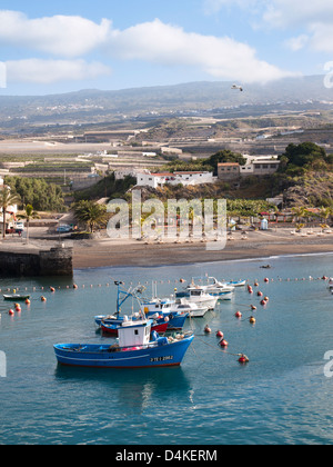 Playa San Juan an der Westküste von Teneriffa Spanien, Ferienort und Hafen, Blick auf den Strand Boote und die Landschaft Stockfoto