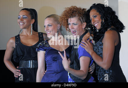 Nadja Benaissa (L-R), Sandy Moelling, Lucy Diakowska und Jessica Wahls, Mitglieder der Band? No Angels?, während ein Fototermin in der Astor Film Lounge in Berlin, Deutschland, 15. Juli 2009 darstellen. Die Band präsentiert das neue Album? Willkommen bei der Tanz?. Foto: Soeren Stache Stockfoto