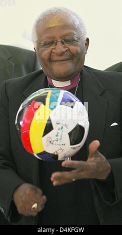 Nobel Peace Preize Friedensnobelpreisträger Desmond Tutu lächelt mit einem Ball in Berlin, Deutschland, 17. Juli 2009. Bischof Tutu besuchte ein Informationsereignis, veranstaltet von der südafrikanischen Botschaft auf der bevorstehenden FIFA World Cup 2010. Foto: HANNIBAL Stockfoto