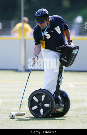 Apple-Gründer Steve Wozniak putts während der Segway Polo World Championships in Köln, 17. Juli 2009. Foto: Oliver Berg Stockfoto