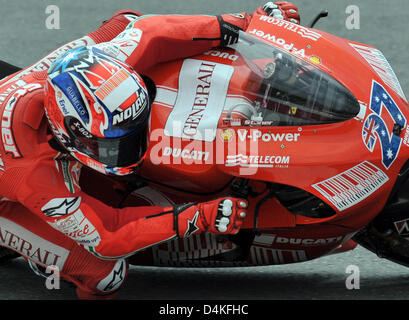 Australische Ducati-Fahrer Casey Stoner während einer Trainingseinheit am Sachsenring Rennen verfolgen in Hohenstein-Ernstthal, Deutschland, 17. Juli 2009. Das Training wurde für kurze Zeit wegen eines Unwetters unterbrochen. Foto: HENDRIK SCHMIDT Stockfoto