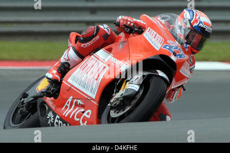 Australische Ducati-Fahrer Casey Stoner während einer Trainingseinheit am Sachsenring Rennen verfolgen in Hohenstein-Ernstthal, Deutschland, 17. Juli 2009. Das Training wurde für kurze Zeit wegen eines Unwetters unterbrochen. Foto: Jan-Peter Kasper Stockfoto