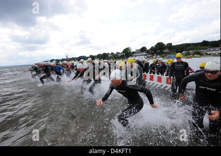 Insgesamt 400 Teilnehmer in den drei Kilometern frei schwimmen Event? Foerdecrossing? Starten von Sonderhav, Dänemark, 18. Juli 2009. Das Ziel liegt auf deutschem Boden in Glücksburg. Foto: Jörg CARSTENSEN Stockfoto