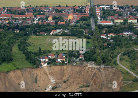 Luftaufnahme auf die verbleibende Hälfte ein Haus nach dem anderen durch einen Erdrutsch in Nachterstedt, Deutschland, 18. Juli 2009 verschluckt wurde. Drei Bewohner fehlen nach ihrer Heimat am See und ein weiteres Gebäude plötzlich stürzte ins Wasser. Ein 350 m langen Küstenlinie wich neben einem alten Tagebau Kohlemine umgewandelt zu einem See. Foto: ROBERT GRAHN Stockfoto