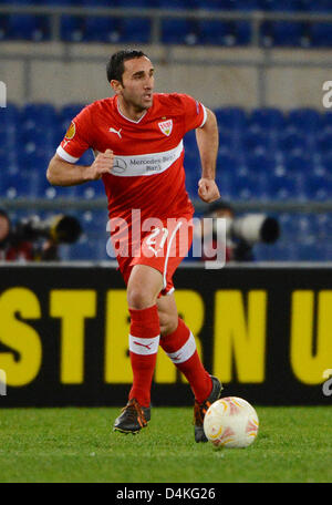 Stuttgarts Cristian Molinaro steuert den Ball während der UEFA Europa League Runde der 16 zweite Bein-Fußballspiel zwischen Lazio Rom und VfB Stuttgart im Stadio Olimpico in Rom, Italien, 14. März 2013. Foto: Marijan Murat/dpa Stockfoto