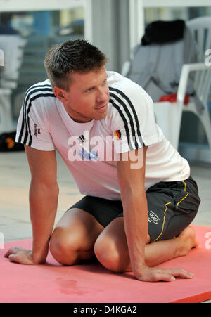 Deutscher Schwimmer Thomas Rupprath erstreckt sich im Trainingslager der deutschen Swimming Association DSV in Ravenna, Italien, 20. Juli 2009. Foto: BERND THISSEN Stockfoto