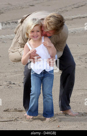 Niederländischen Kronprinzen Willem-Alexander und seine Tochter, die Prinzessin Alexia während der Sommer-Fotosession der königlichen Familie am Strand in ihrer Heimatstadt Wassenaar, Niederlande, 20. Juli 2009 abgebildet. Foto: Albert Nieboer (Niederlande) Stockfoto