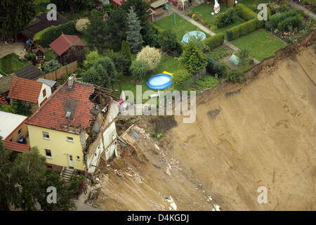 Blick auf die verbleibende Hälfte eines Hauses nach dem andern durch einen Erdrutsch in Nachterstedt, Deutschland, 20. Juli 2009 verschluckt wurde. Drei Bewohner fehlen nach ihrer Heimat am See und ein weiteres Gebäude stürzte plötzlich ins Wasser am 18. Juli. Ein 350 m langen Küstenlinie wich neben einem alten Tagebau Kohlemine umgewandelt zu einem See. Zwei Tage nach der Katastrophe, Experten di Stockfoto