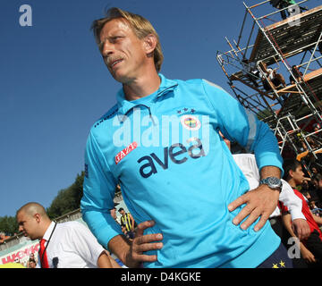 Christoph Daum, Trainer der türkischen Seite Fenerbahce Istanbul, kommt zu einem Testspiel zwischen deutschen Bundesligisten TSG 1899 Hoffenheim und sein Team bei? Jahnstadion? in Rosenheim, Deutschland, 20. Juli 2009. Foto: THOMAS FREY Stockfoto