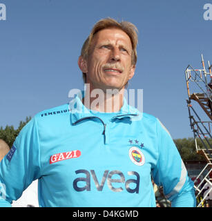 Christoph Daum, Trainer der türkischen Fußball-Club Fenerbahce Istanbul, kommt für ein Testspiel gegen den deutschen Bundesligisten TSG 1899 Hoffenheim am Jahnstadium in Rosenheim, Deutschland, 21. Juli 2009. Hoffenheim besiegt Istanbul 2: 1. Foto: Thomas Frey Stockfoto