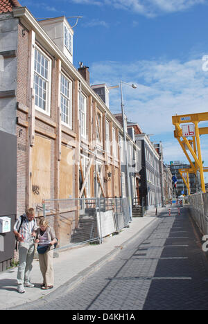 Evakuiert und eingezäunten Weg Häuser sind neben einer unterirdischen Baustelle in der Innenstadt von Amsterdam, Niederlande, 21. Juli 2009 abgebildet. Der Bau der neuen u-Bahnlinie in Amsterdam wurde der Anlass zur Sorge. Wasser hält durchbrechen, mehrere Häuser entlang der 10 km lange unterirdische Linie sank und mussten evakuiert werden. So weit, die Kosten für die Gebäude-hav Stockfoto