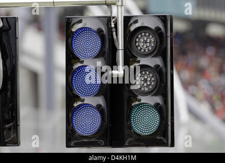 Ein Licht im Bild an der Boxenausfahrt Lane vor der Formel 1 Grand Prix von Deutschland am Nürburgring Rennstrecke in der Nähe von Nuerburg, Deutschland, 10. Juli 2009. Foto: Jens Büttner Stockfoto