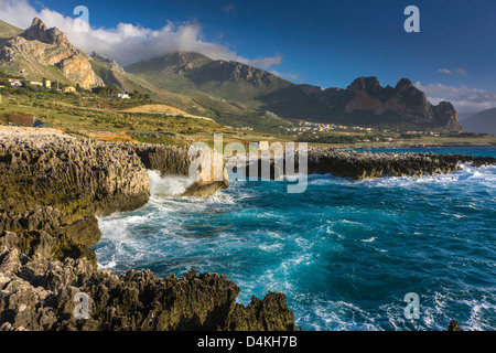 Stürmische See in der Nähe von San Vito lo Capo, Sizilien, Italien Stockfoto