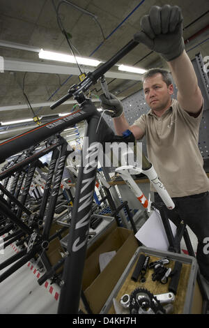 Ein Bediensteter der Straße Fahrrad Hersteller Canyon baut ein Mountainbike in Koblenz, Deutschland, 22. Juli 2009. Seit der ersten verkauften Fahrrad im Jahr 1996 ist Canyon eines der beliebtesten Sport Bike Produzenten in der deutschsprachigen Welt geworden. In diesem Jahr Canyon Bikes in der Tour de France zum ersten Mal eingesetzt. Foto: THOMAS FREY Stockfoto