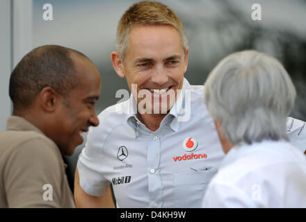 Britische McLaren-Mercedes team Haupt-Martin Whitmarsh (C), Formel-1-Chef Bernie Ecclestone (R) und Anthony Hamilton, Vater des britischen Formel1-Fahrer Lewis Hamilton sprechen im Fahrerlager vor dem dritten Training für den Formel 1 Grand Prix von Bahrain auf dem Bahrain International Circuit, Sakhir, Bahrain, 25. April 2009. Foto: CARMEN JASPERSEN Stockfoto