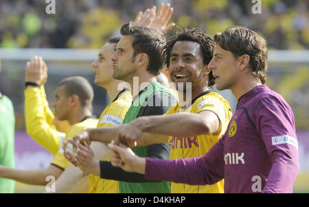 Dortmund? s Torwart Roman Weidenfeller (L-R), Patrick Owomoyela und Marc Ziegler feiern mit den Fans nach die Bundesliga-Spiel Borussia Dortmund gegen Hamburger SV im Signal-Iduna-Park Stadion in Dortmund, Deutschland, 25. April 2009. Dortmund besiegt Hamburg 2: 0. Foto: Achim Scheidemann Stockfoto