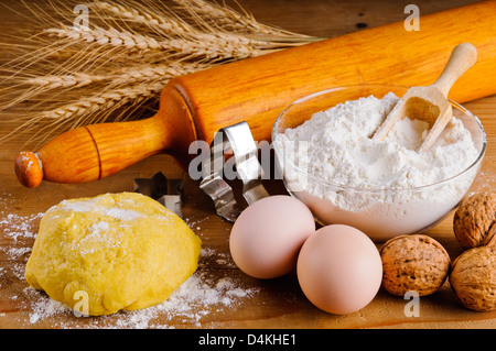 Traditionelle Weihnacht Backzutaten mit Teig, Nüssen, Eiern, Mehl und Weizen Stockfoto