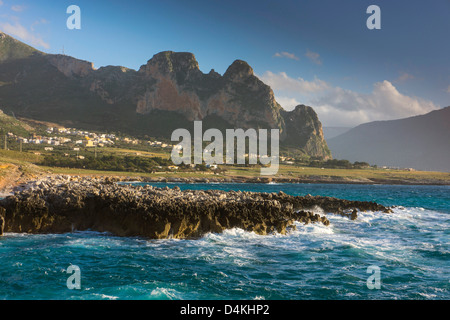 Stürmische See in der Nähe von San Vito lo Capo, Sizilien, Italien Stockfoto