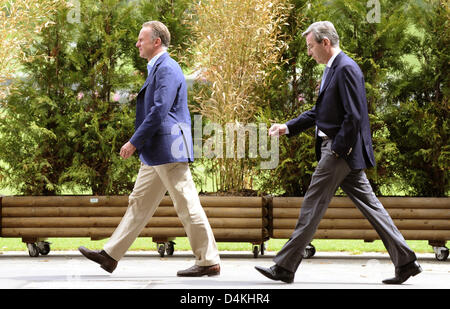FC Bayern München CEO Karl-Heinz Rummenigge (L) und Finanzvorstand Karl Hopfner vor einer Pressekonferenz auf dem Vereinsgelände in München, Deutschland, 27. April 2009 abgebildet. FC Bayern München bestätigt die Entlassung von Trainer Klinsmann, nachdem das Team die letzten Bundesliga verloren hatte Spiel am 25 April gegen FC Schalke 04 0-1 und Gesichter eine Saison ohne Titel gewinnen. Jupp Heynckes gelingt Kl Stockfoto