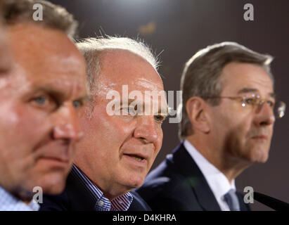 FC Bayern München CEO Karl-Heinz Rummenigge (L-R), Manager Uli Hoeneß und Finanzvorstand Karl Hopfner geben eine Pressekonferenz in München, Deutschland, 27. April 2009. FC Bayern München bestätigt die Entlassung von Trainer Klinsmann, nachdem das Team die letzten Bundesliga verloren hatte Spiel am 25 April gegen FC Schalke 04 0-1 und Gesichter eine Saison ohne Titel gewinnen. Jupp Heynckes wird Klinsmann als gelingen. Stockfoto