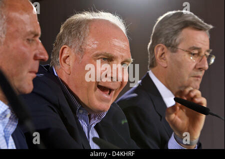 FC Bayern München CEO Karl-Heinz Rummenigge (L-R), Manager Uli Hoeneß und Finanzvorstand Karl Hopfner geben eine Pressekonferenz in München, Deutschland, 27. April 2009. FC Bayern München bestätigt die Entlassung von Trainer Klinsmann, nachdem das Team die letzten Bundesliga verloren hatte Spiel am 25 April gegen FC Schalke 04 0-1 und Gesichter eine Saison ohne Titel gewinnen. Jupp Heynckes wird Klinsmann als gelingen. Stockfoto
