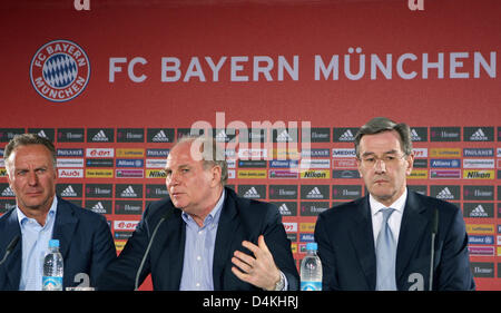 FC Bayern München CEO Karl-Heinz Rummenigge (L-R), Manager Uli Hoeneß und Finanzvorstand Karl Hopfner geben eine Pressekonferenz in München, Deutschland, 27. April 2009. FC Bayern München bestätigt die Entlassung von Trainer Klinsmann, nachdem das Team die letzten Bundesliga verloren hatte Spiel am 25 April gegen FC Schalke 04 0-1 und Gesichter eine Saison ohne Titel gewinnen. Jupp Heynckes wird Klinsmann als gelingen. Stockfoto