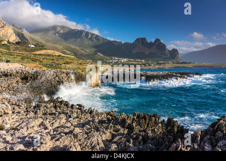 Stürmische See in der Nähe von San Vito lo Capo, Sizilien, Italien Stockfoto