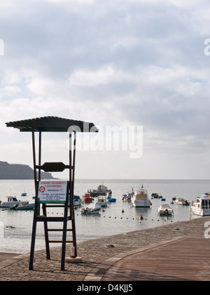 Playa San Juan an der Westküste von Teneriffa, Urlaubsort und Fischerhafen, Bademeister nicht Pflicht Stockfoto