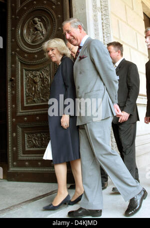 Prinz Charles, Prince Of Wales (R) und seine Frau Camilla Duchess of Cornwall (L) besuchen das neue Museum in Berlin, Deutschland, 30. April 2009. Der britische Thronfolger und seine Frau sind derzeit auf ihren ersten offiziellen Besuch in Berlin und Potsdam. Foto: Wolfgang Kumm Stockfoto