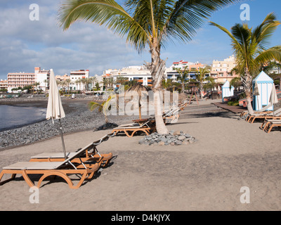 Blick auf den Strand und die Stadt Playa San Juan auf Teneriffa-Kanarische Inseln-Spanien morgens vor dem Einschub von Touristen Stockfoto