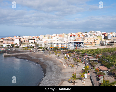 Draufsicht auf den Strand und die Stadt Playa San Juan auf Teneriffa-Kanarische Inseln-Spanien morgen Stockfoto