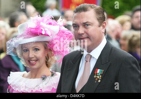 Prinz Charles und Prinzessin Camilla von Bourbon beider Sizilien besuchen die kirchliche Trauung der französische Prinz Jean d? Orleans und Prinzessin Philomena, Herzog und Herzogin von Vendome, in der Kathedrale von Senlis, Frankreich, 2. Mai 2009. Foto: Albert Nieboer (Niederlande) Stockfoto