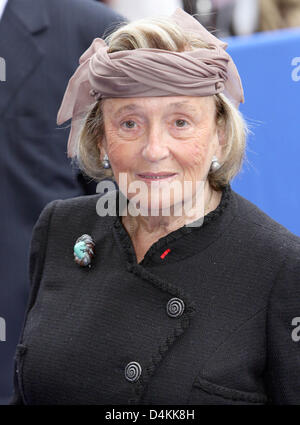 Ehemalige First Lady von Frankreich, Bernadette Chirac, besucht die kirchliche Trauung der französische Prinz Jean d? Orleans und Prinzessin Philomena, Herzog und Herzogin von Vendome, in der Kathedrale von Senlis, Frankreich, 2. Mai 2009. Foto: Albert Nieboer (Niederlande) Stockfoto